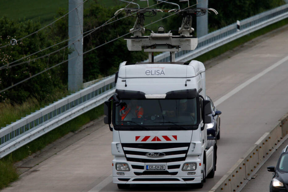 Ein Hybrid-Lastwagen fährt dank des Stroms aus der Oberleitung rein elektrisch auf der Teststrecke. (Archivbild)
