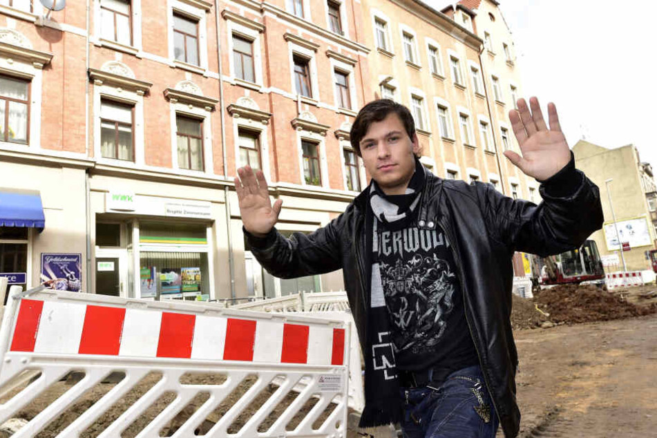 Mit dieser Handbewegung hielt Patrick Parsche (19) den Kellereinbrecher in der Nacht auf.