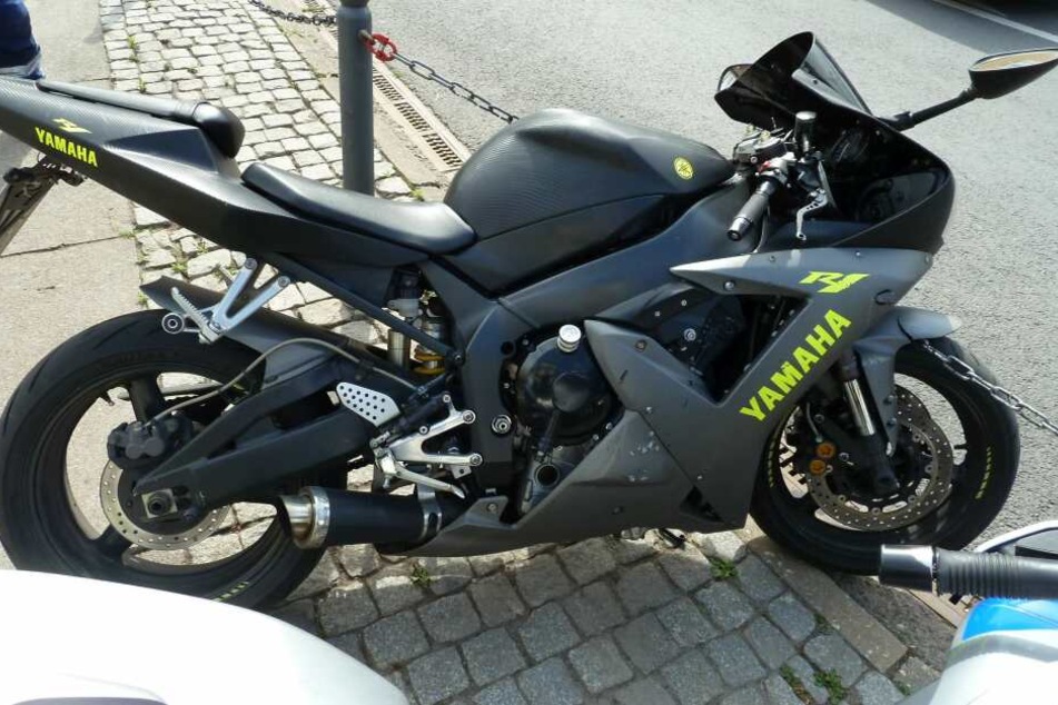 Ein Biker ist in Saalfeld durch die Fußgängerzone gerast und blieb schließlich in einer Sperrkette hängen.