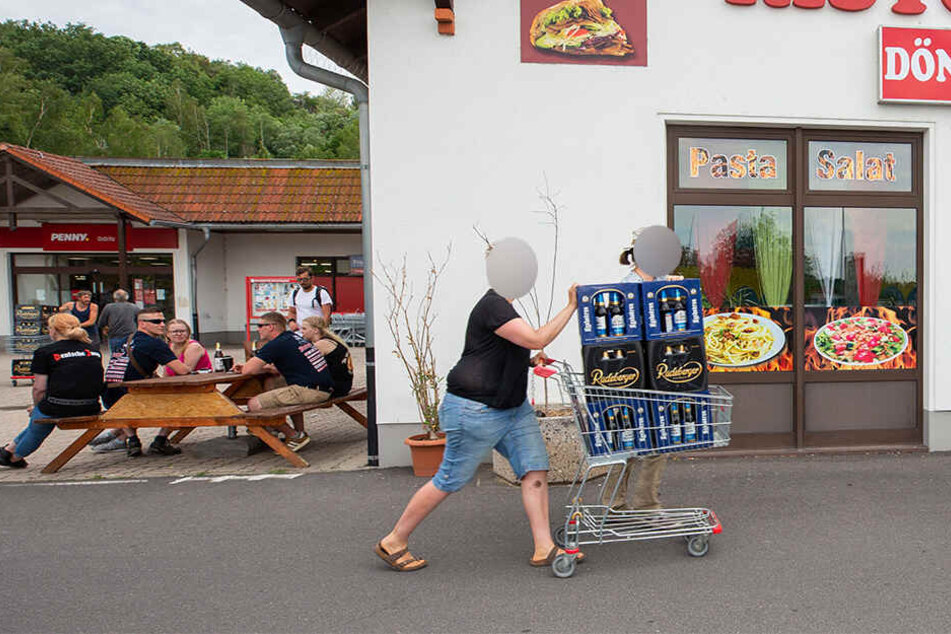 Der Durst dieser beiden war vermutlich nicht so groß, wie es hier scheint. Eher war der Bierkauf am 22. Juni Teil einer politischen Aktion gegen Nazis.