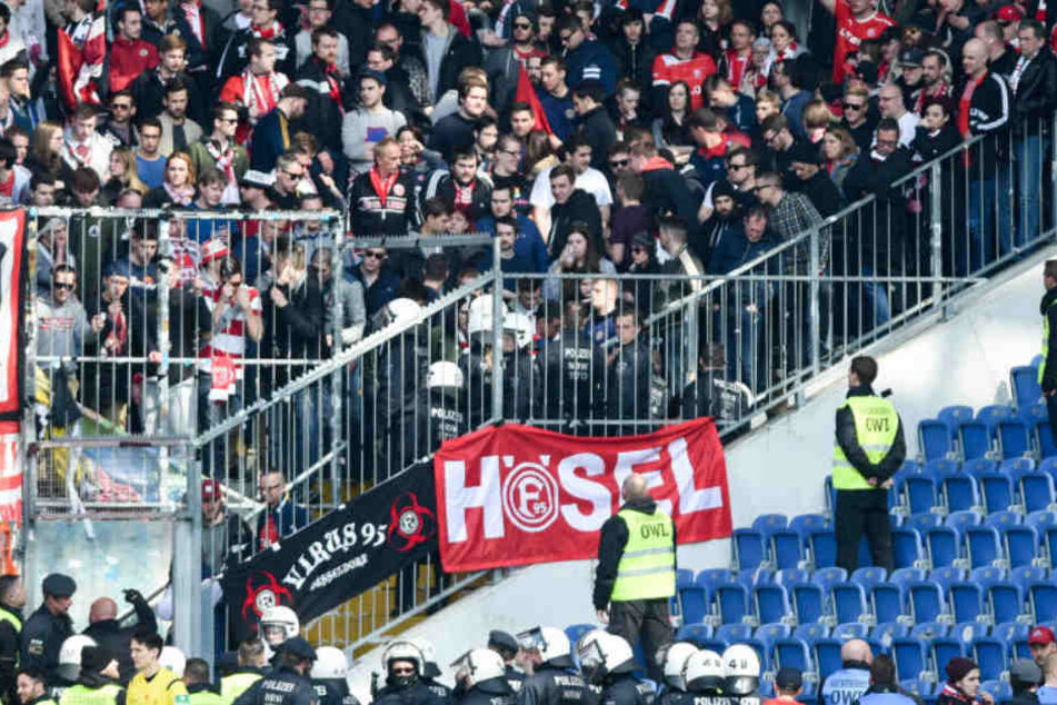 In Bielefeld eskalierte ein Streit zwischen linken und rechten Hooligans.