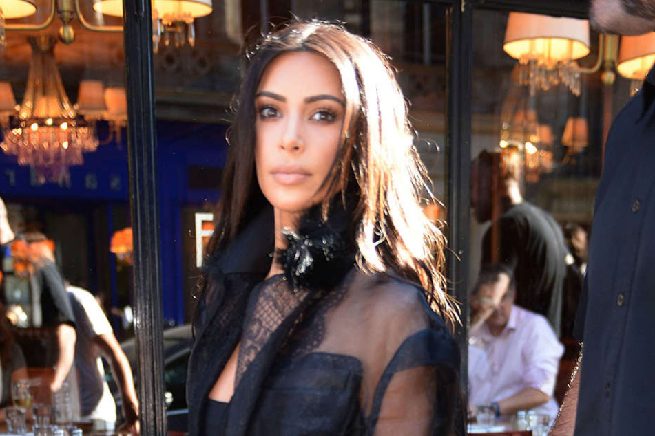 Kim Kardashain wurde vom ukrainischen Promischrecks Witali Sedjuk auf den Po geküsst.