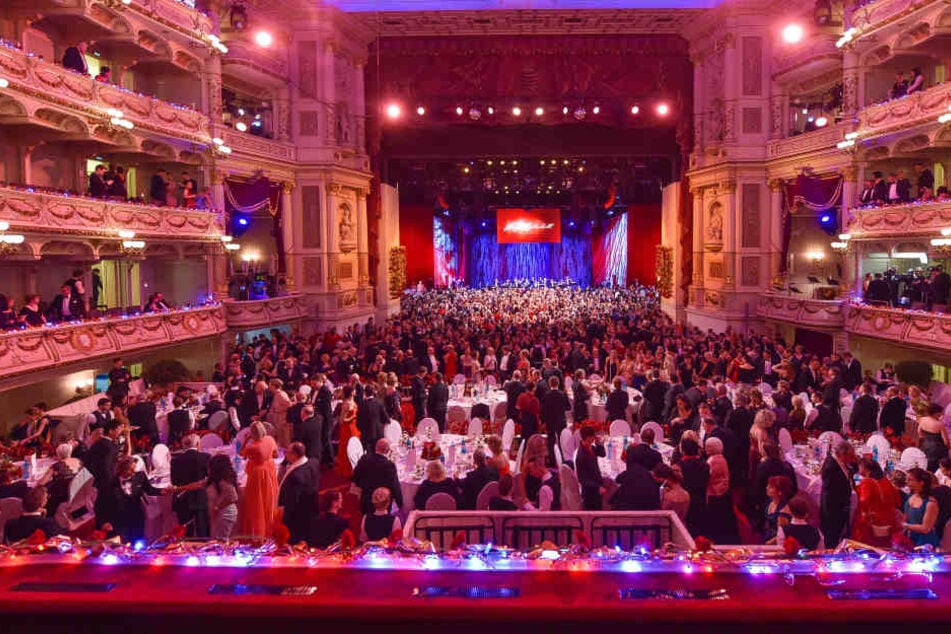 Weit über 2000 Gäste, Stars und Sternchen amüsieren sich alljährlich auf dem SemperOpernball.
