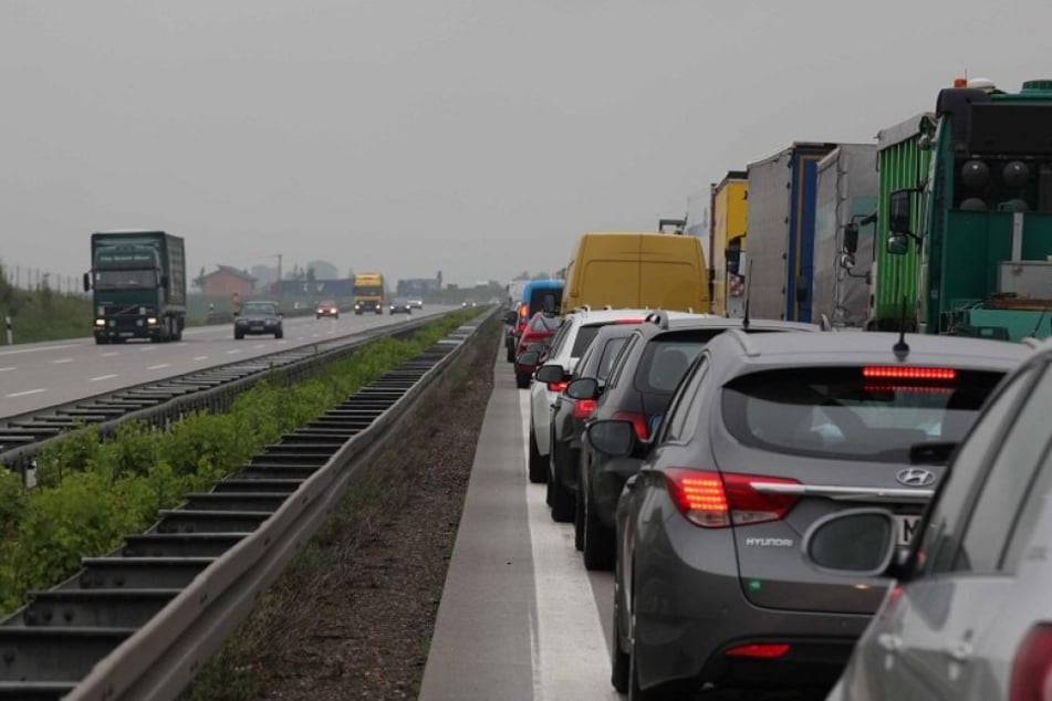 Wer am Freitag auf der A4 bei Wiehl unterwegs ist, braucht ganz starke Nerven. Die Strecke wird noch lange dicht sein. (Symbolbild)