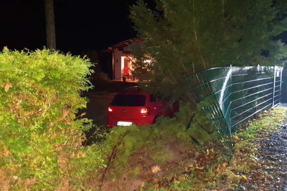 Das Auto durchbrach einen Gartenzaun.