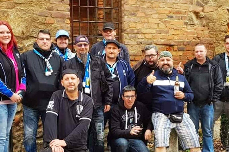 Mittendrin statt nur dabei: Der CFC-Mitgliederbeauftragte Frederik Ranck (M., mit Schiebermütze) auf dem Facebook-Foto des Fanclubs Kreuzeiche Limbach-Oberfrohna.