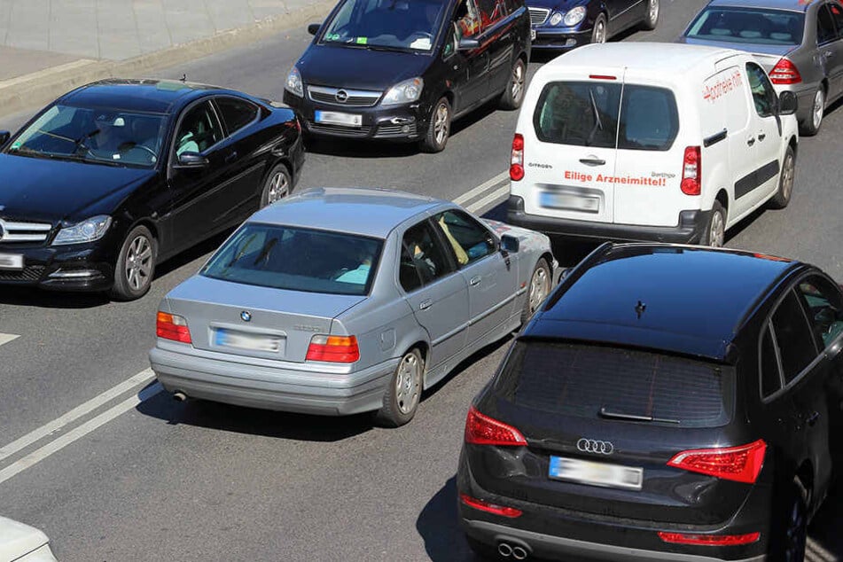 Im Berufsverkehr übersah eine 18-Jährige das Ende eines Staus auf der B 1. Sie krachte in einen Ford. (Symbolfoto)
