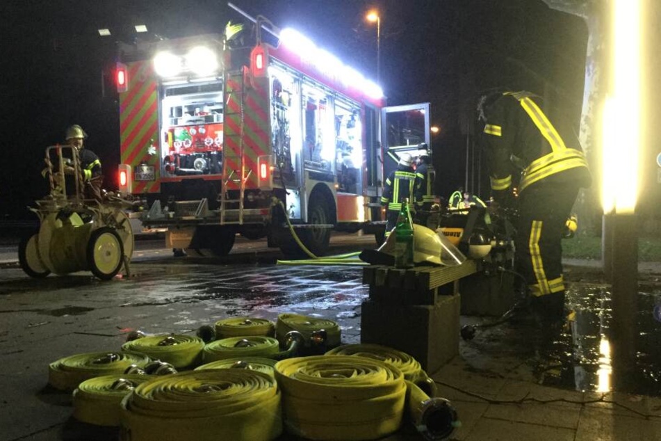 Nach Ablöschen des Feuers kontrollierten zwei Trupps unter Atemschutz die Räumlichkeiten.