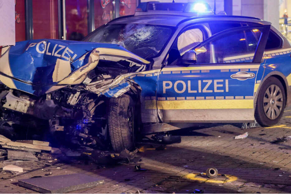 Der Streifenwagen prallte mit einem anderen Auto zusammen, dann gegen eine Hauswand.