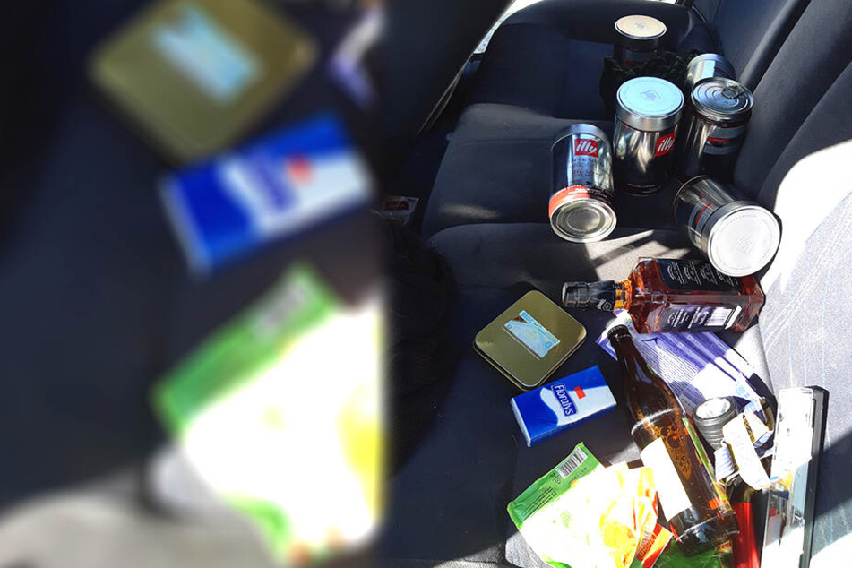 Whiskey, SD-Karten und Schokotafeln fanden die Polizisten bei einer Kontrolle.