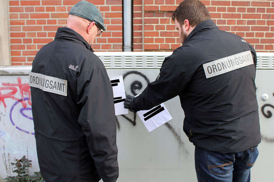 Einen gesamten Vormittag brauchten Mitarbeiter des Ordnungsamtes und Streifenbeamte, um die Hassplakate zu entfernen.