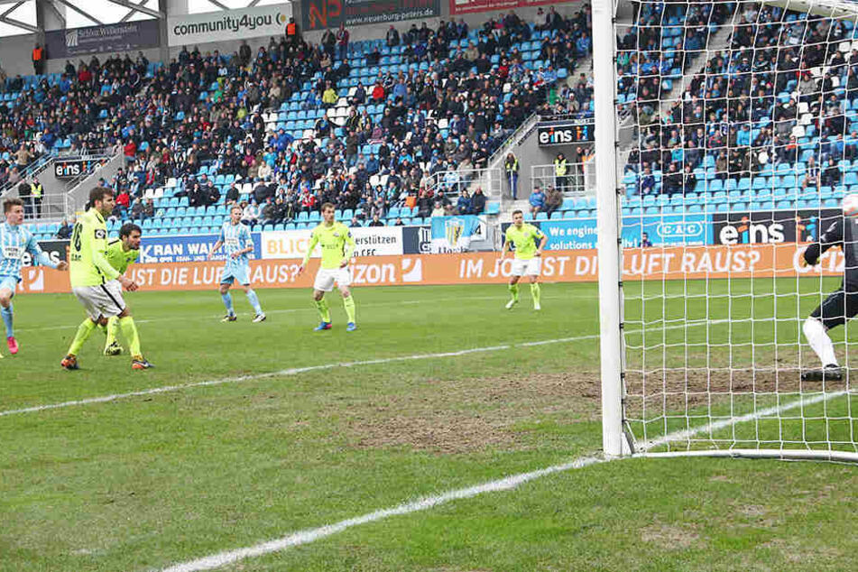 15. April 2017, Heimspiel des Chemnitzer FC gegen den SV Wehen Wiesbaden: Florian Hansch (l.) trifft mit einem satten Schuss zum zwischenzeitlichen 3:2. Am Ende gewannen die Himmelblauen mit 4:2, Hansch erzielte zwei Treffer.