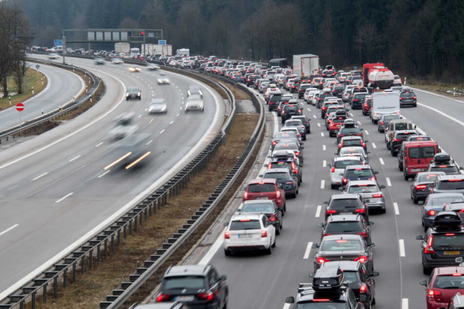 Die A9 musste zwischen Leipzig-West und Großkugel zeitweise voll gesperrt werden. (Symbolbild)