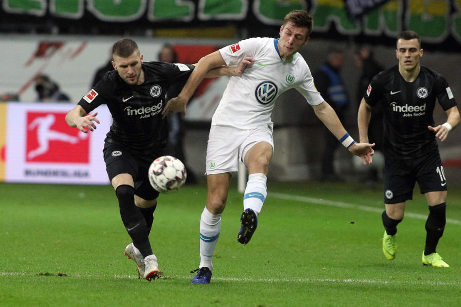 Folgenschwerer Ballverlust: Ante Rebic (Li.) verlor die Kugel gegen Wolfsburgs Robin Knoche. Die darauffolgende Aktion führte zum 0:1.