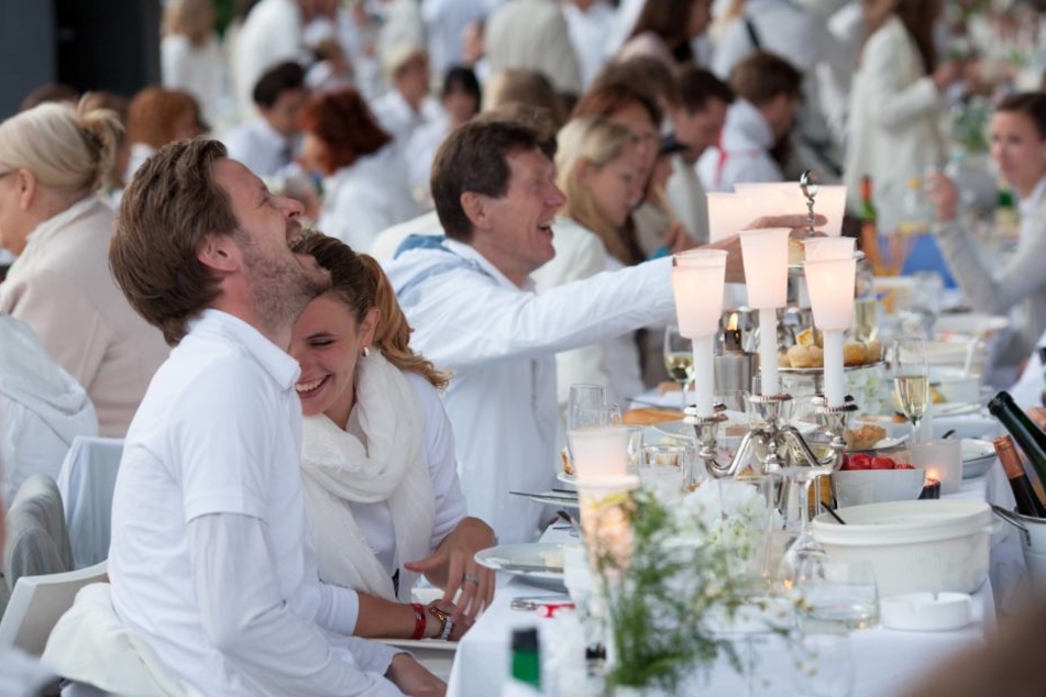 Zuerst picknickten die Franzosen
ganz in Weiß, dann auch die Deutschen wie hier in Berlin.