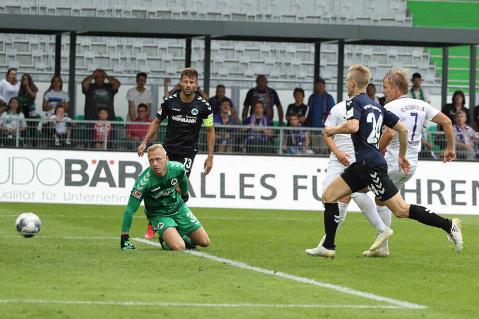 Jan Hochscheidt (r.) trifft zum 2:0.