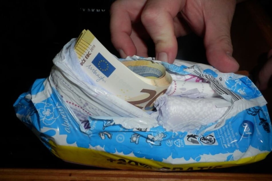 In der Damenbinden-Verpackung fanden die Beamten rund 25.000 Euro.