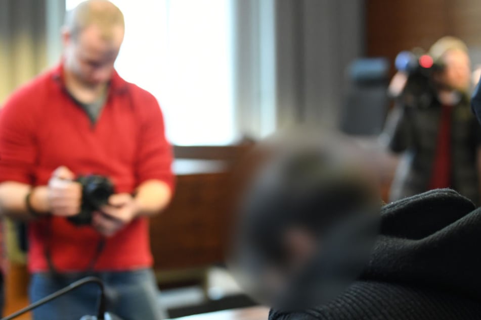 Hussein K. wird nach Erwachsenenrecht verurteilt. Mehreren Gutachten zufolge war er mindestens 22 Jahre alt.