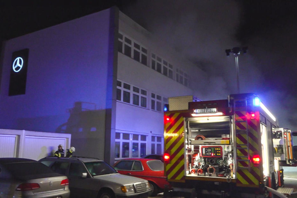 Vor einem Autohaus in Nauen sind in der Nacht zu Donnerstag zwei Autos in Brand geraten.