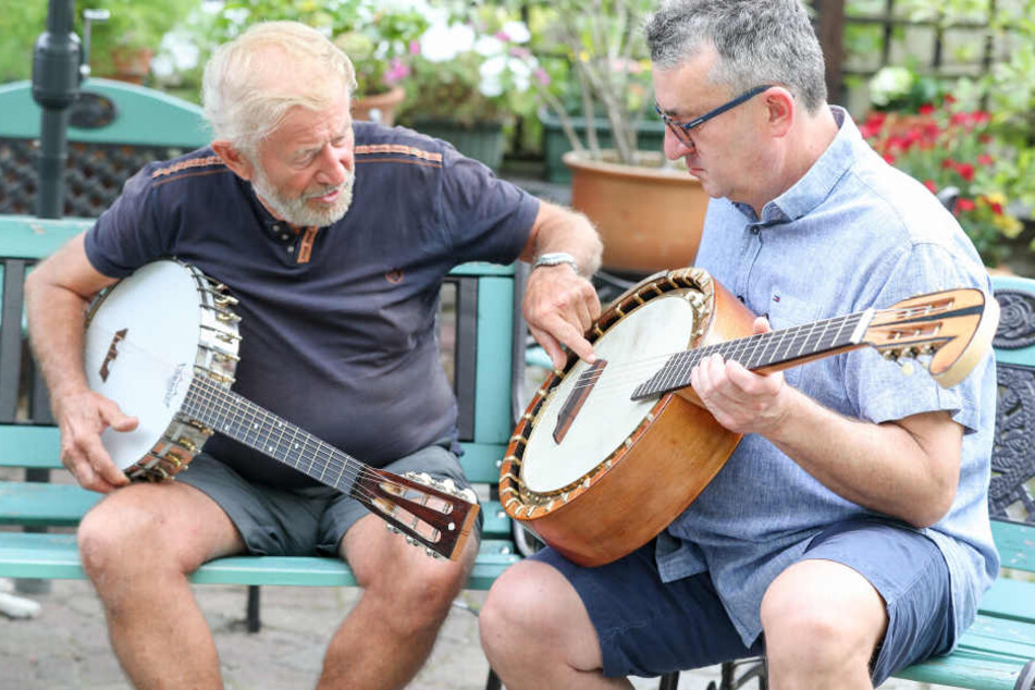 Der Instrumentenbauer Albrecht Wunderlich (l.) sanierte das Brief-Banjo für den Sammler Stefan Götze (r.).