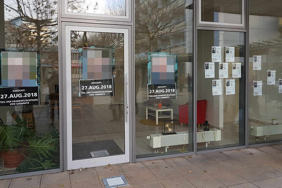 Im Rosenhof haben die Aktivisten in einem Laden "Fahndungsplakate" aufgehängt.