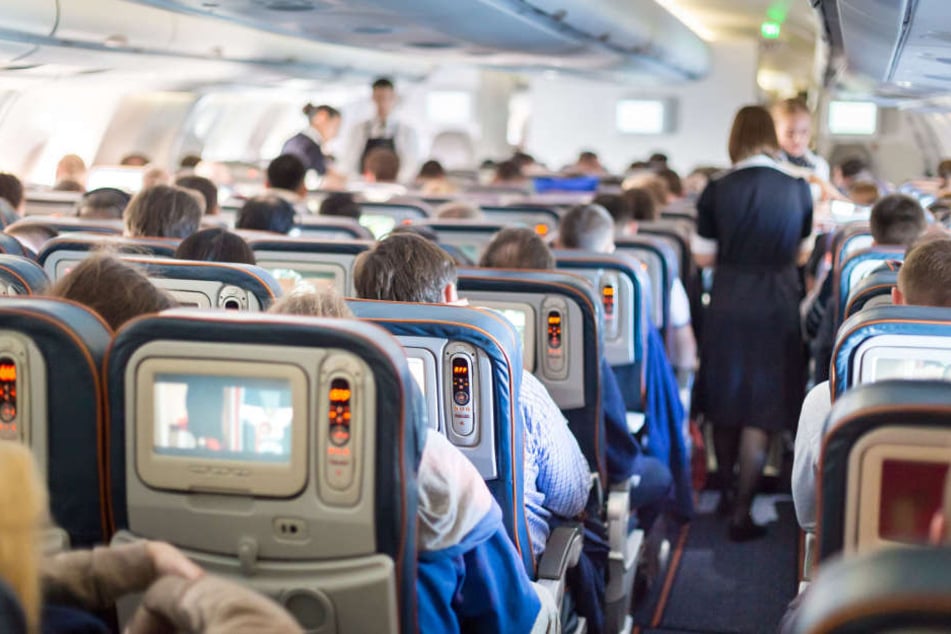 In einem Flugzeug soll der Mann die Frau sexuell belästigt haben.