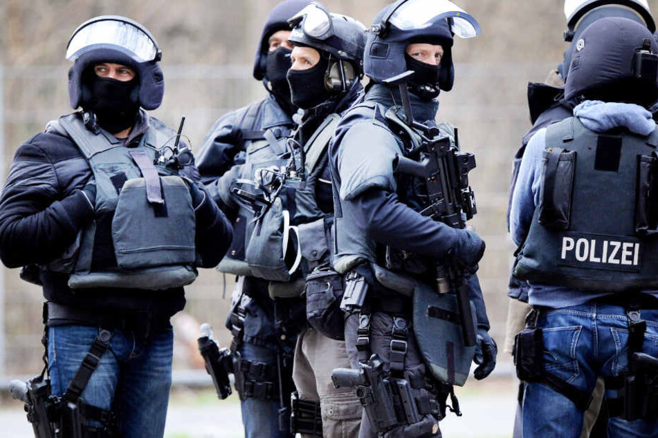 Das SEK rückte in Hamburg an und fand zahlreiche Waffen bei einem Mann (Symbolbild).