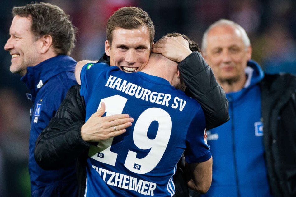 Nach der Köln-Partie herzte Trainer Hannes Wolf seinen Joker und Torschützen Manuel Wintzheimer.