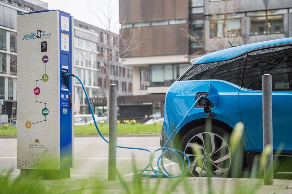 E-Auto an Stromzapfsäule.