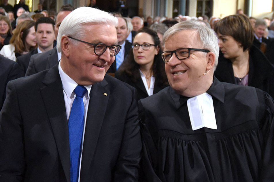 Der gebürtige Detmolder unterhielt sich mit Pastor Ulrich Pohl (re.) und hielt anschließend noch eine Ansprache.