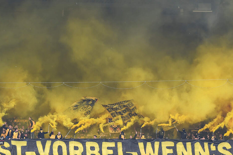 Im BVB-Block wurden vor dem Spiel einige Rauchbomben gezündet.