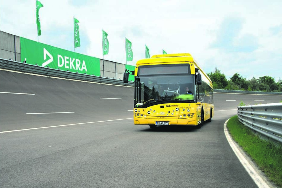 Die Dresdner Verkehrsbetriebe haben die Prototypen der Carbonfelge auf dem
DEKRA-Testgelände am Lausitzring mit einem Elektrobus getestet.