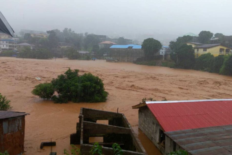Eine überflutete Straße in Freetown: Über 350 Menschen wurden bereits Opfer der Wassermassen.