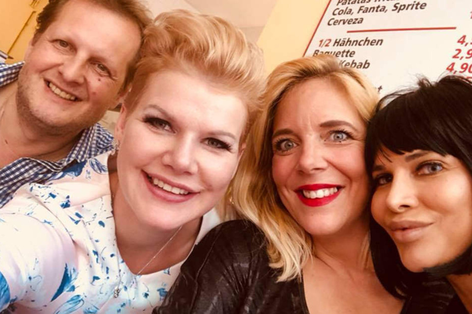 Unterstützung bekam Melanie Müller (29, 2.v.l.) von ihren Freunden Jens Büchner (48, l.), dessen Frau Dani (40, 2.v.r.) und MIcaela Schäfer (34, r.).