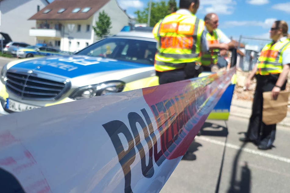 Polizisten stehen hinter einer Absperrung, die aufgrund eines verdächtigen Koffers in der Innenstadt von Wehr eingerichtet wurde.