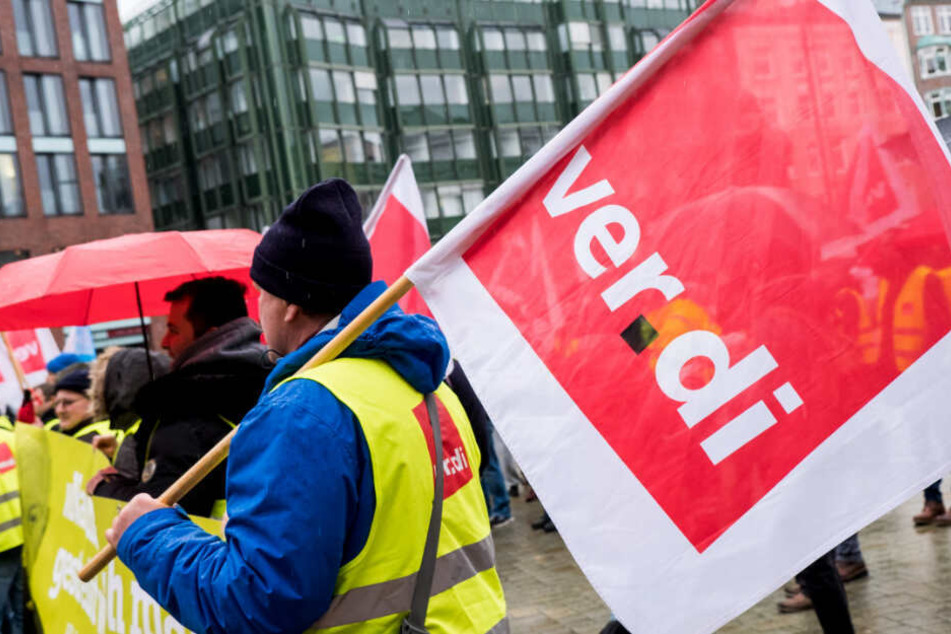 Beschäftigte nehmen in Hamburg an einem Warnstreik teil. (Archivbild)
