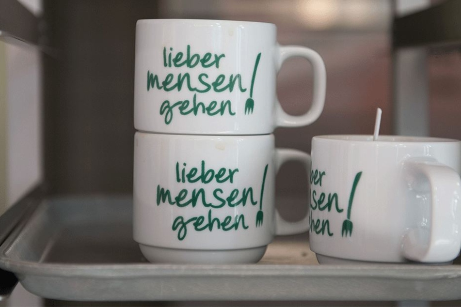 In der Mensa der TU Dresden machen neckische Aufdrucke auf Kaffeetassen Werbung in eigener Sache.