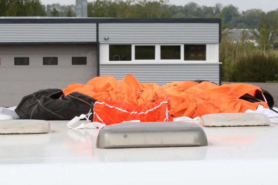 Während ein 25-Jähriger auf das Dach einer Firma krachte, landete der Ältere (36) in einem Siedlungsgebiet. (Symbolbild)