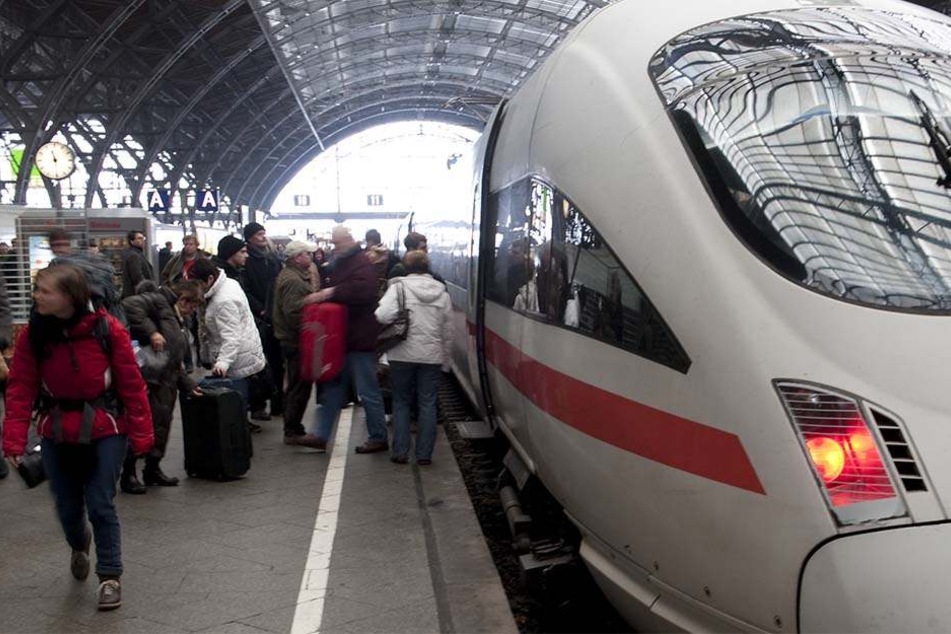 Der 29-Jährige schnappte sich kurz nach dem Verlassen des Zuges einen Rucksack. Die Besitzerin hatte ihn kurz aus den Augen gelassen. (Archivbild)