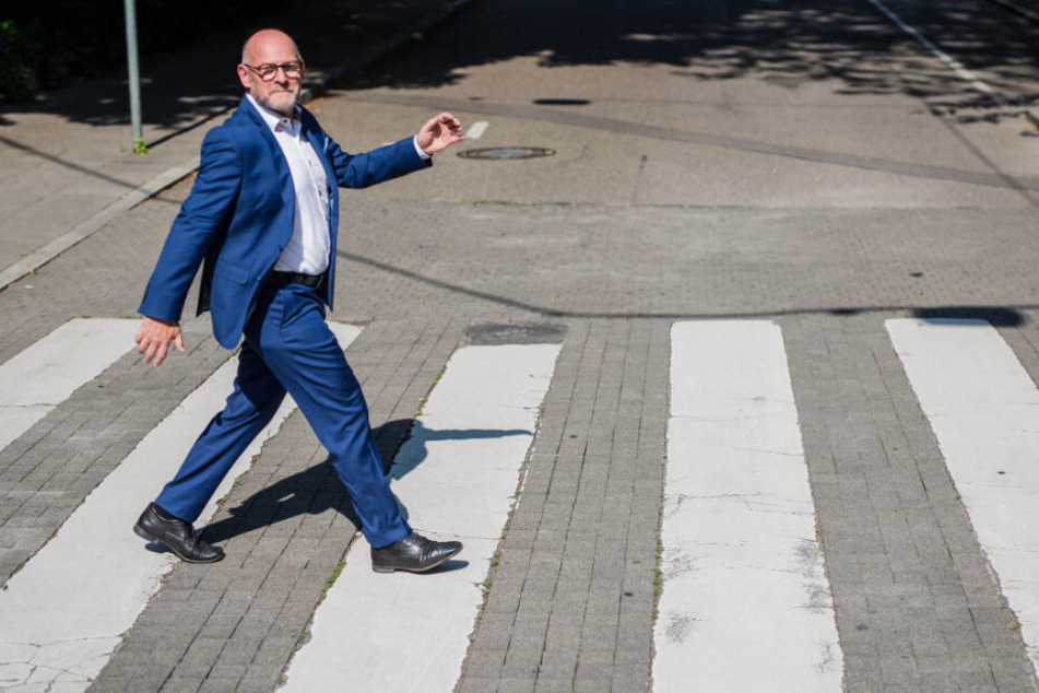 Verkehrsminister Winfried Hermann (Grüne) kündigt dem Stickoxidausstoß von Autos den Kampf an.