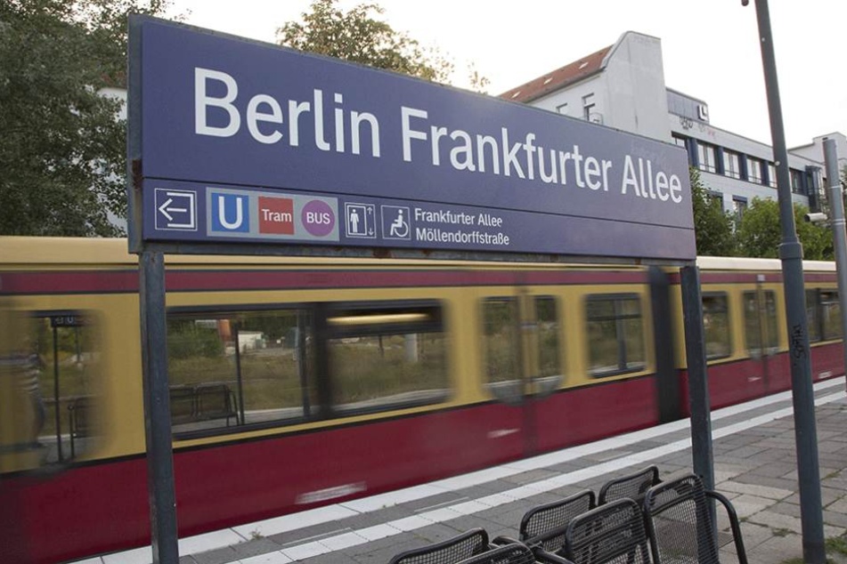 An der S-Bahn Haltestelle Frankfurter Allee stieg der bewaffnete Mann in die S-Bhan Linie 9.