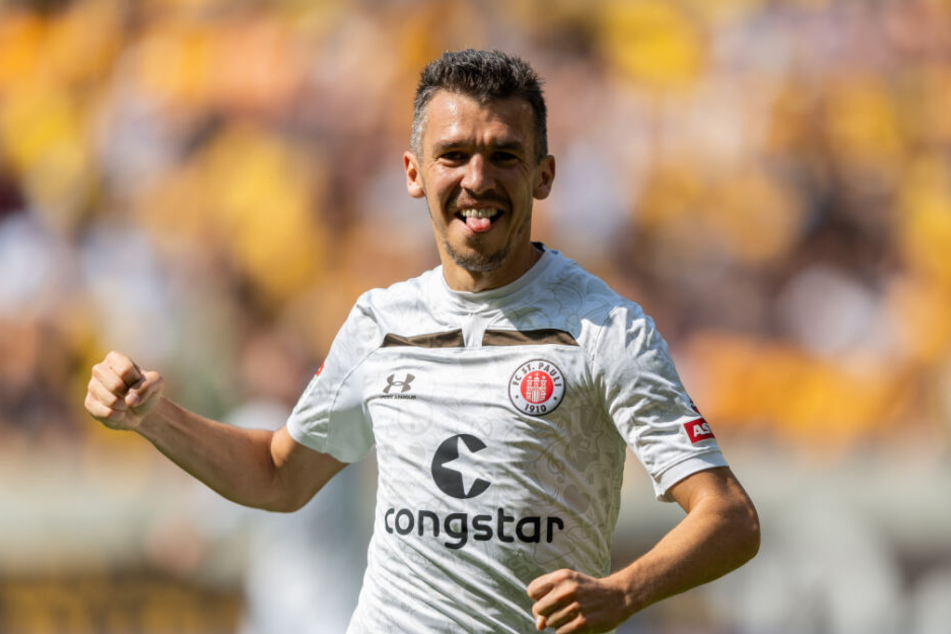Waldemar Sobota jubelt über seinen Treffer gegen Dynamo Dresden.
