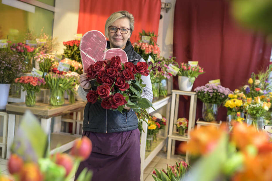 Floristin Mandy Müller (46) vom Gartenfachmarkt Richter empfiehlt zum Valentinstag Highness-Rosen mit langem Stiel und prächtiger Blüte.