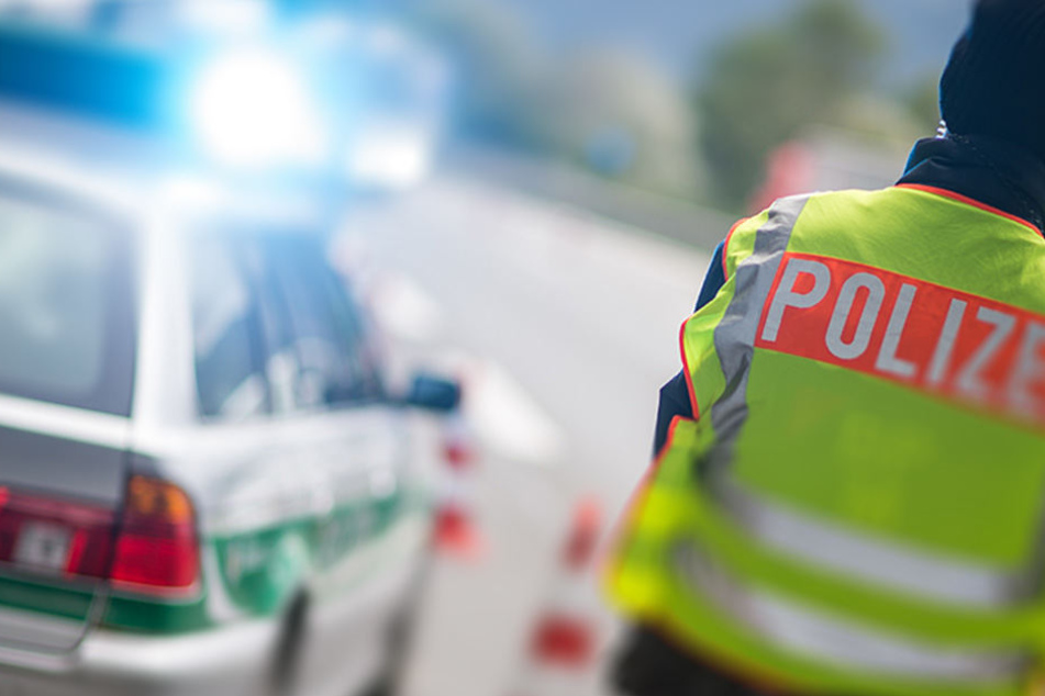 Für zweieinhalb Stunden musste der rechte Fahrstreifen gesperrt werden, was zu Verkehrsbehinderungen führte. (Symbolbild)