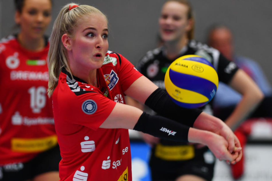 Gebannter Blickauf den Ball: Marrit Jasper beim Einspielen vorder Partie gegen Stuttgart.