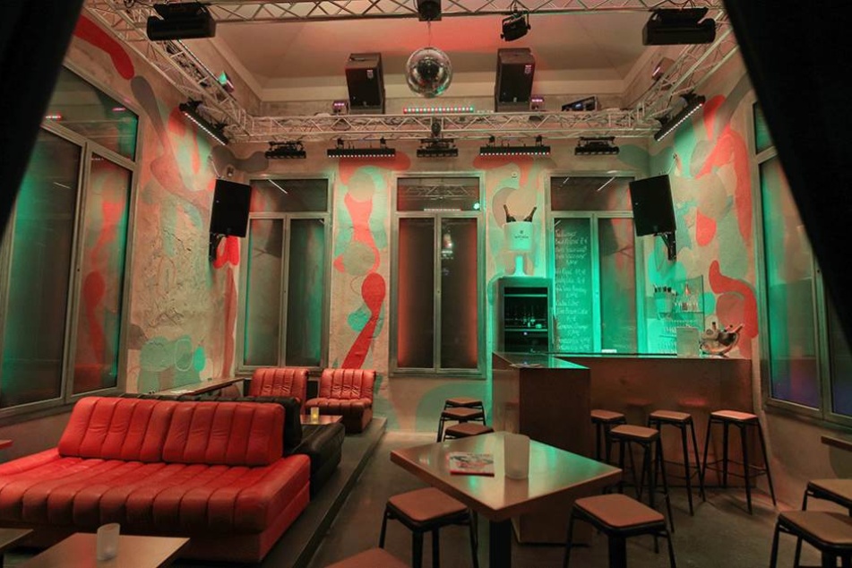 Schwere Ledermöbel machen sich hier breit. Ein Teil des Standesamtes kann als Lounge abgetrennt werden.