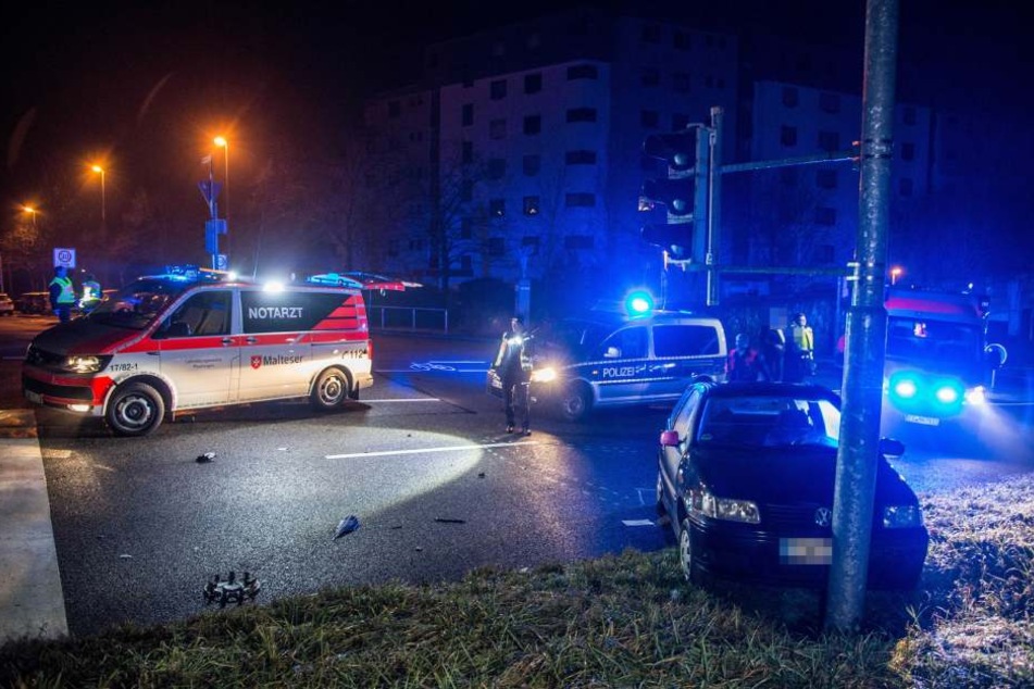 Durch den Vorfahrtunfall landete der Polo gegen eine Ampel.