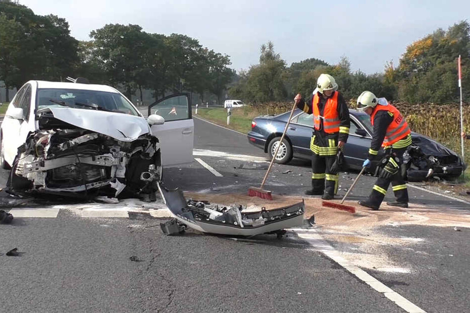 Zwei Fahrzeuge stießen auf einer Kreuzung zusammen. Es entstand Totalschaden an beiden Autos.