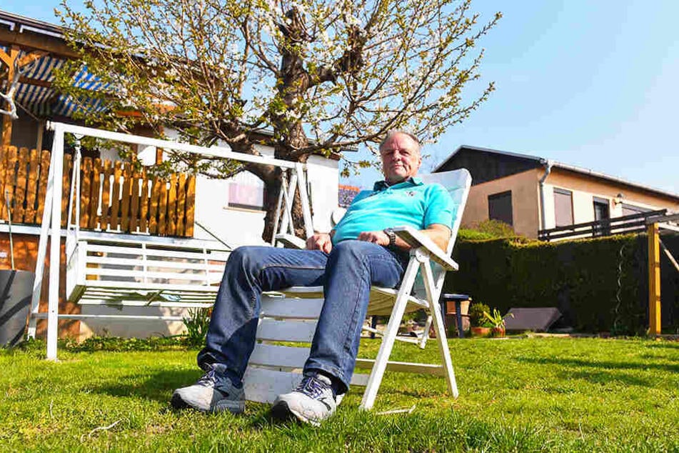 Peter Kotte genießt die Sonne in seinem Garten in Kaitz.