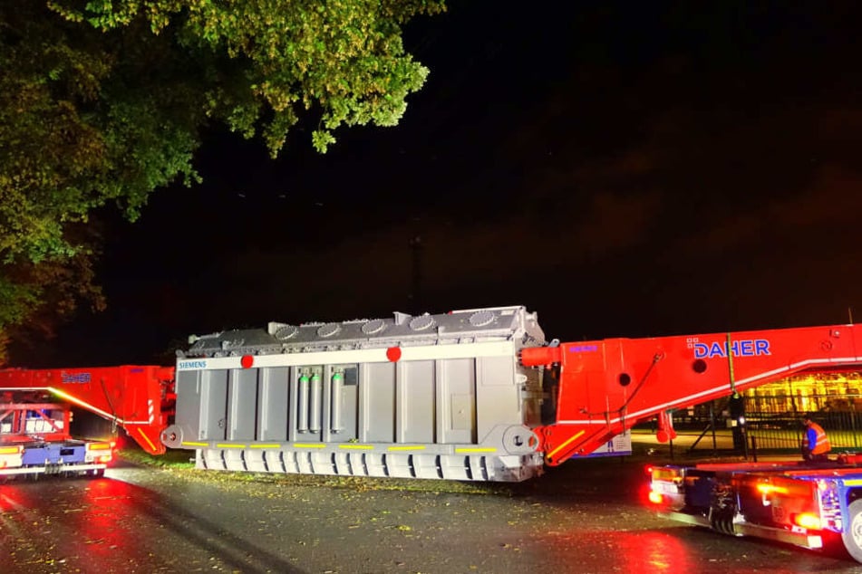 Der Schwertransport brachte diesen Transformator zu einem Umspannwerk nach Hamburg.